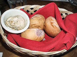 チキズ・グリル＆バーの紫芋のパン