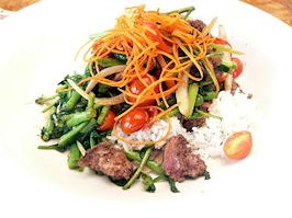 タートルベイのレストランで食べたビーフと野菜の炒め物？
