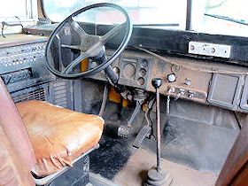クアロア牧場　映画ツアーのオンボロバスの運転席