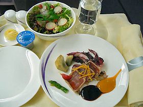 チャイナエアライン　ビジネスクラスの機内食の前菜とサラダ