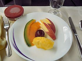 チャイナエアライン　ビジネスクラスの機内食のフルーツとアイスクリーム