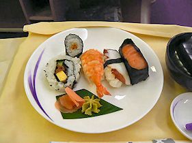 チャイナエアライン　着陸前の寿司の軽食　