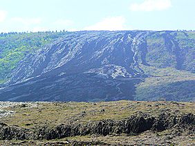 クレーター外輪山から流れ落ちた溶岩跡