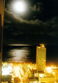 ラナイから見た深夜の月とビーチ